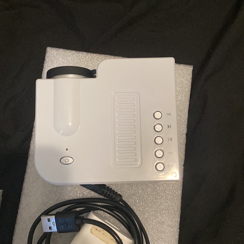 LED Projector - Picture 4 of 5